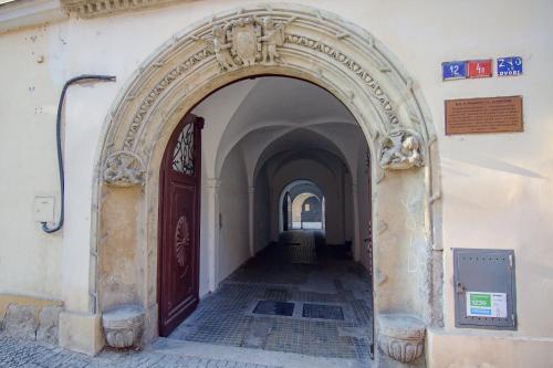 an archway in a building with a door at Apartmán U Gotického dvojčete in Litoměřice
