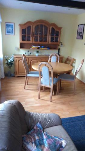 a living room with a table and chairs and a kitchen at Ferienwohnung St. Wigbert in Fritzlar