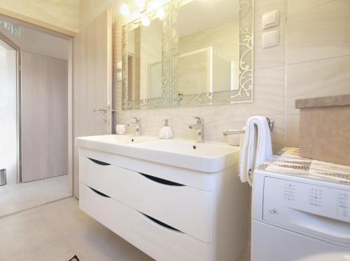 biała łazienka z umywalką i lustrem w obiekcie Holiday Home Villa Angelina 1233 w mieście Barban