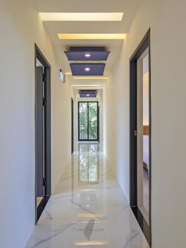 a hallway with white walls and a blue ceiling at 宜蘭莫內花園城堡 in Wujie