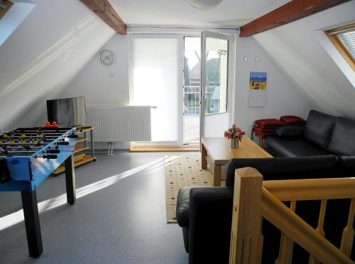 ein Wohnzimmer mit einer Tischtennisplatte in der Unterkunft Ferienhaus Krabbe in Friedrichskoog-Spitze/ Nordsee in Friedrichskoog
