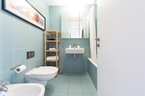 y baño con aseo blanco y lavamanos. en Fontainhas Design Apartment by DA'HOME, en Oporto