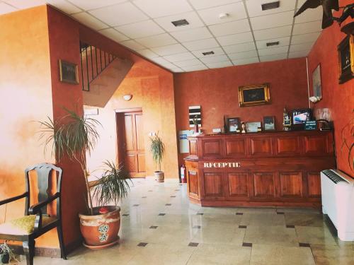 una sala de espera con un cajero automático en un restaurante en Hotel Francesca, en Timisoara