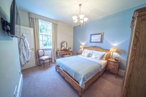 A bed or beds in a room at Catthorpe Manor Estate 