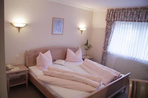 Postel nebo postele na pokoji v ubytování Hotel Edel