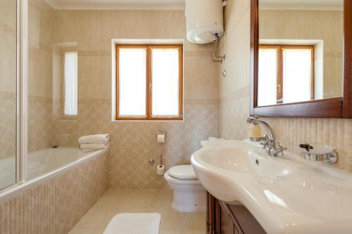 Ένα μπάνιο στο Villa Vjeka Cozy Family Retreat with Heated Pool, Brač Island