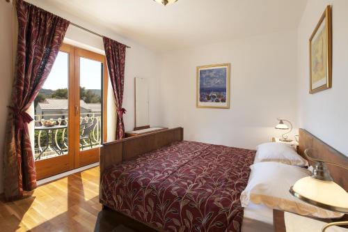 Ένα ή περισσότερα κρεβάτια σε δωμάτιο στο Villa Vjeka Cozy Family Retreat with Heated Pool, Brač Island