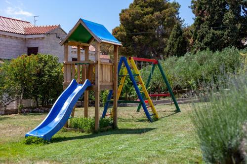Ο χώρος παιχνιδιού για παιδιά στο Villa Vjeka Cozy Family Retreat with Heated Pool, Brač Island