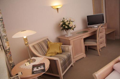 a room with a desk with a computer and a chair at Hotel Edel in Haibach