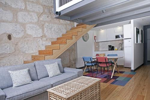 salon z kanapą i stołem z krzesłami w obiekcie RVA - Porto Central Flats w Porto