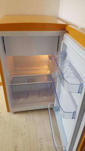 an empty refrigerator with its door open on the floor at Ferien-& Monteurwohnung Koenen2 nah am Westfield Centro in Oberhausen