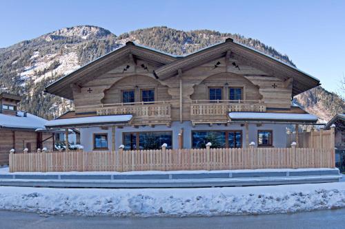 a log cabin in front of a mountain at Alpenchalet Brücke in Mayrhofen