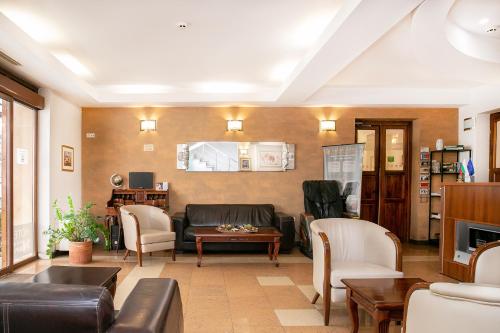 Ruang duduk di Hotel Niky