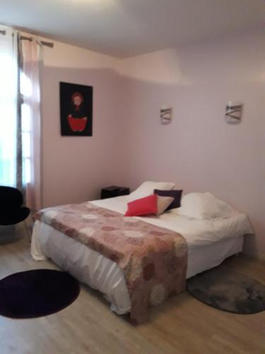 1 dormitorio con 1 cama en una habitación en Terre de Brenne, en Azay-le-Ferron