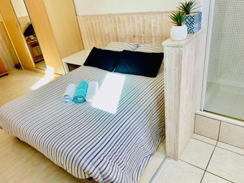 カーンにあるLa Company Des Concierges : Le Galionのベッドルーム1室(青い靴のベッド1台付)
