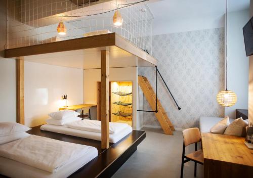 Postel nebo postele na pokoji v ubytování Michelberger Hotel