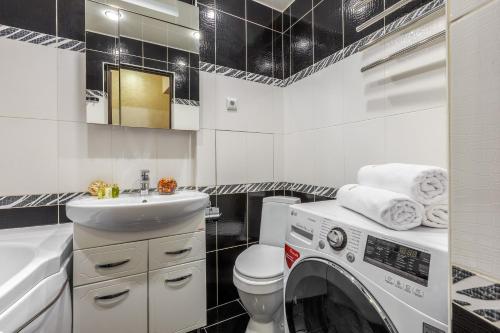 モスクワにあるInnDays on Belyaevo 110のバスルーム(洗濯機、乾燥機付)
