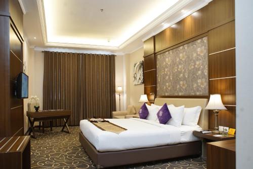 Tempat tidur dalam kamar di Adhiwangsa Hotel