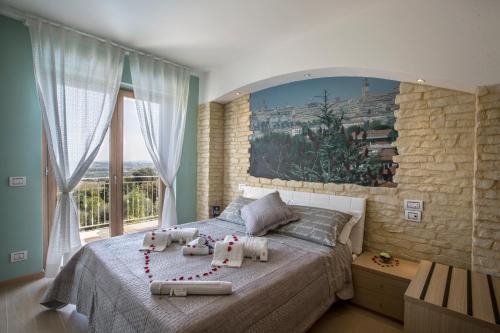 Schlafzimmer mit einem Bett und einem großen Fenster in der Unterkunft Holiday Residence Belohorizonte in Macerata