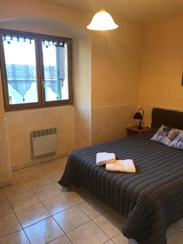 a bedroom with a bed with two towels on it at Auberge Casa Mathea in Poggio-di-Venaco
