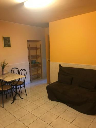a living room with a couch and a table at Auberge Casa Mathea in Poggio-di-Venaco