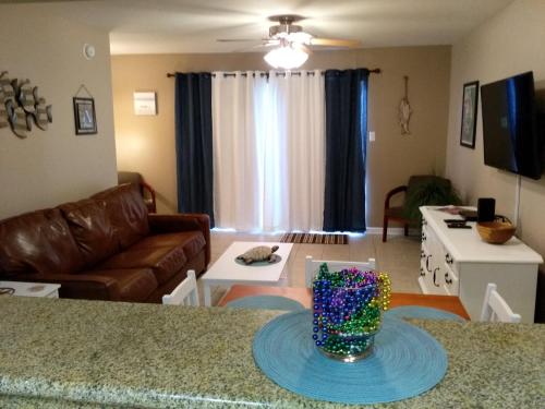 una sala de estar con un sofá y una mesa en Bayou Beauty, en Ocean Springs