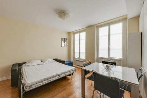 ID 308 - Châtelet, rue Saint Denis 25