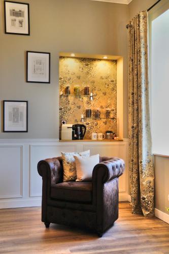 a couch in a living room with a painting at Villa l'Estuaire Chambres d'Hôtes in Braud-et-Saint-Louis
