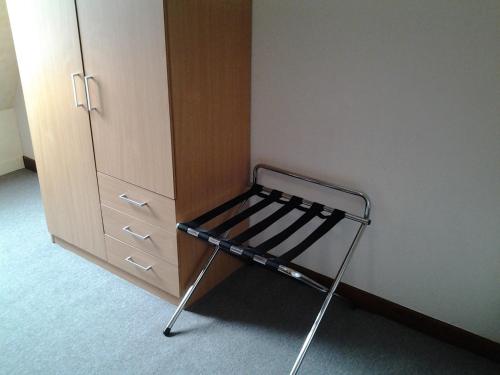 a room with a bed next to a cabinet at Bed & Breakfast Meinsma in Moddergat