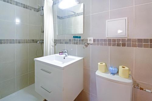 une salle de bain avec un lavabo, des toilettes et un miroir dans l'établissement Studio Panier 1970, à Marseille
