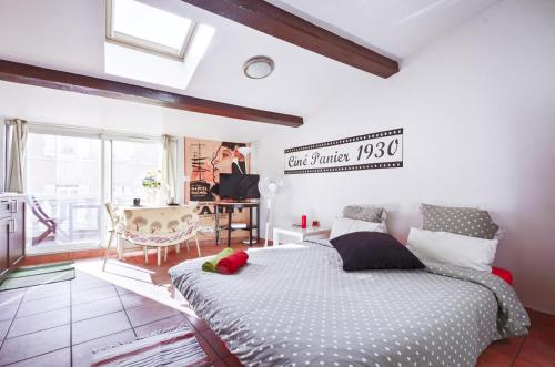 une chambre avec un lit et un bureau dans une pièce dans l'établissement Studio Panier 1930, à Marseille