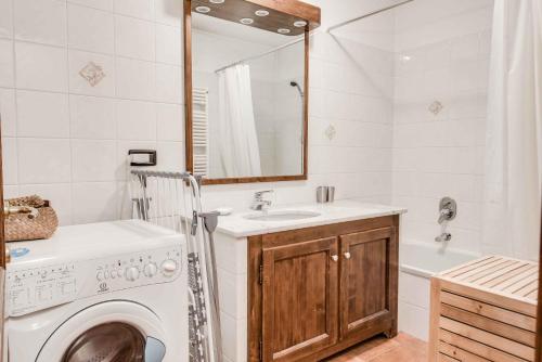 y baño con lavadora y lavamanos. en Apartment Balmat - Chamonix All Year, en Chamonix-Mont-Blanc