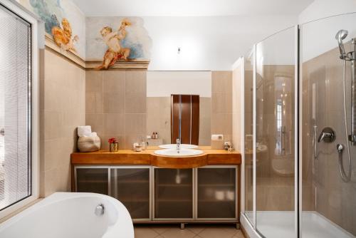 Vonios kambarys apgyvendinimo įstaigoje Fresco Apartment by LoftAffair