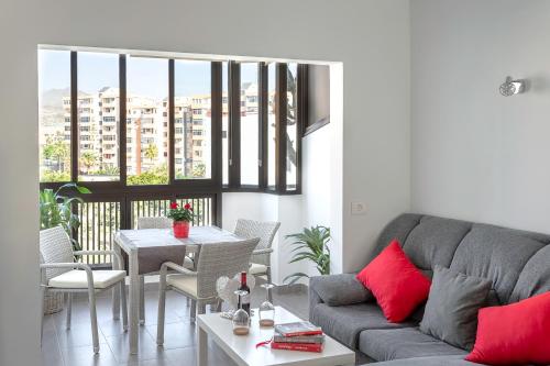 O zonă de relaxare la Almar Apartamento en Los Cristianos con AC