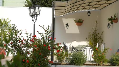 A garden outside Il Giardino Delle Sete