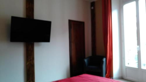 une chambre avec un lit avec une télévision au mur dans l'établissement magnifique appartement 100m² hyper centre Luz, à Luz-Saint-Sauveur