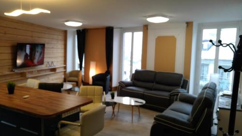 un salon avec des canapés, une table et des chaises dans l'établissement magnifique appartement 100m² hyper centre Luz, à Luz-Saint-Sauveur