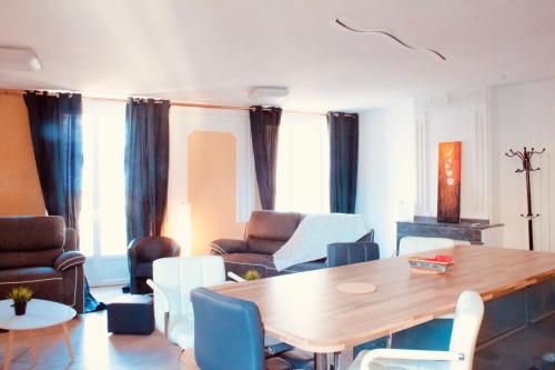 a living room with a wooden table and chairs at magnifique appartement 100m² hyper centre Luz in Luz-Saint-Sauveur