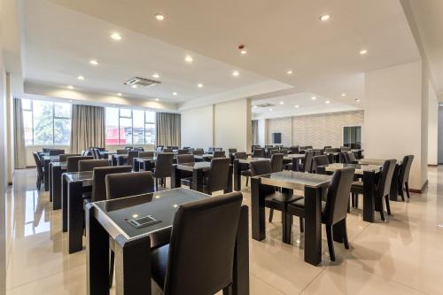 a dining room with tables and chairs in a building at Nobile Hotel Estación Central in Santiago