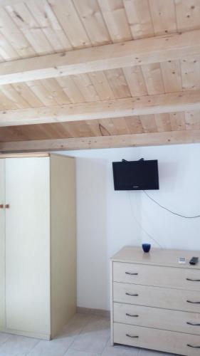 una camera con cassettiera e TV sul soffitto di Mediterranea Guesthouse B&B a Portopalo