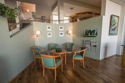 een kamer met een tafel en stoelen en een trap bij Hotel Orkin in Reykjavík