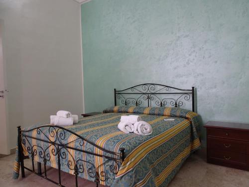 ein Schlafzimmer mit einem Bett mit Handtüchern darauf in der Unterkunft b&b new antico palazzo in Parabita