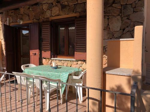 Gallery image of Trilocale climatizzato con cortile in San Teodoro