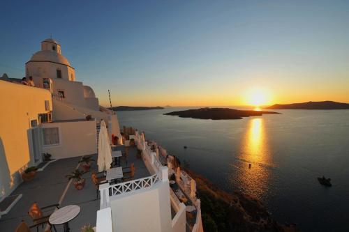 a view of the sun setting over the ocean at Keti Hotel in Fira