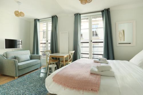 En eller flere senge i et værelse på Résidence Grands Boulevards by Studio prestige