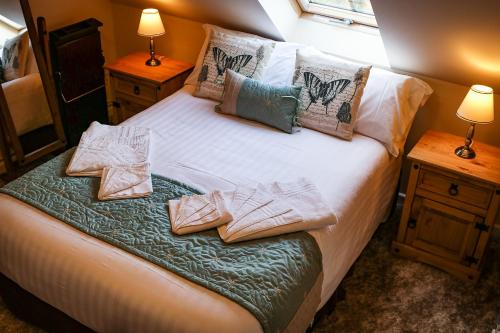 Una cama o camas en una habitación de The Shoulder Of Mutton Inn