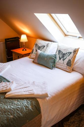 Una cama o camas en una habitación de The Shoulder Of Mutton Inn