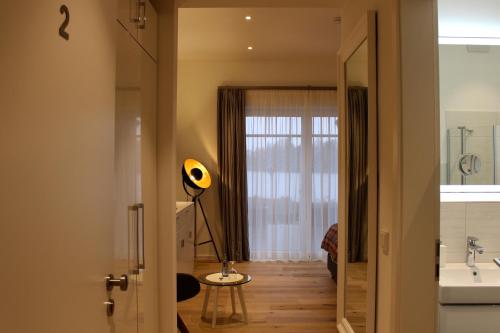 um quarto com casa de banho com lavatório e espelho em Hotel Seegarten em Barmstedt