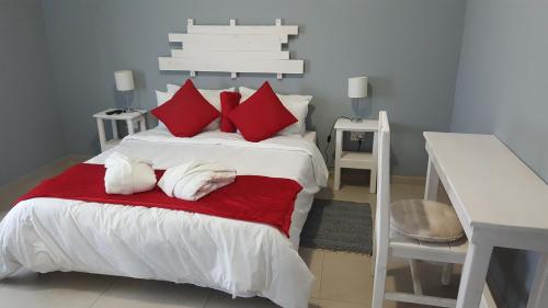Un pat sau paturi într-o cameră la Bella Luna Bed and Breakfast