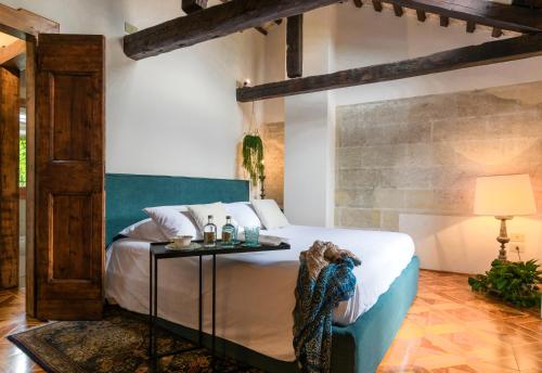 een slaapkamer met een bed en een tafel met flessen erop bij Little Garden in Treviso
